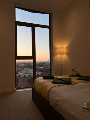 Cozy Room with Private Bathroom in Luxurious Flat